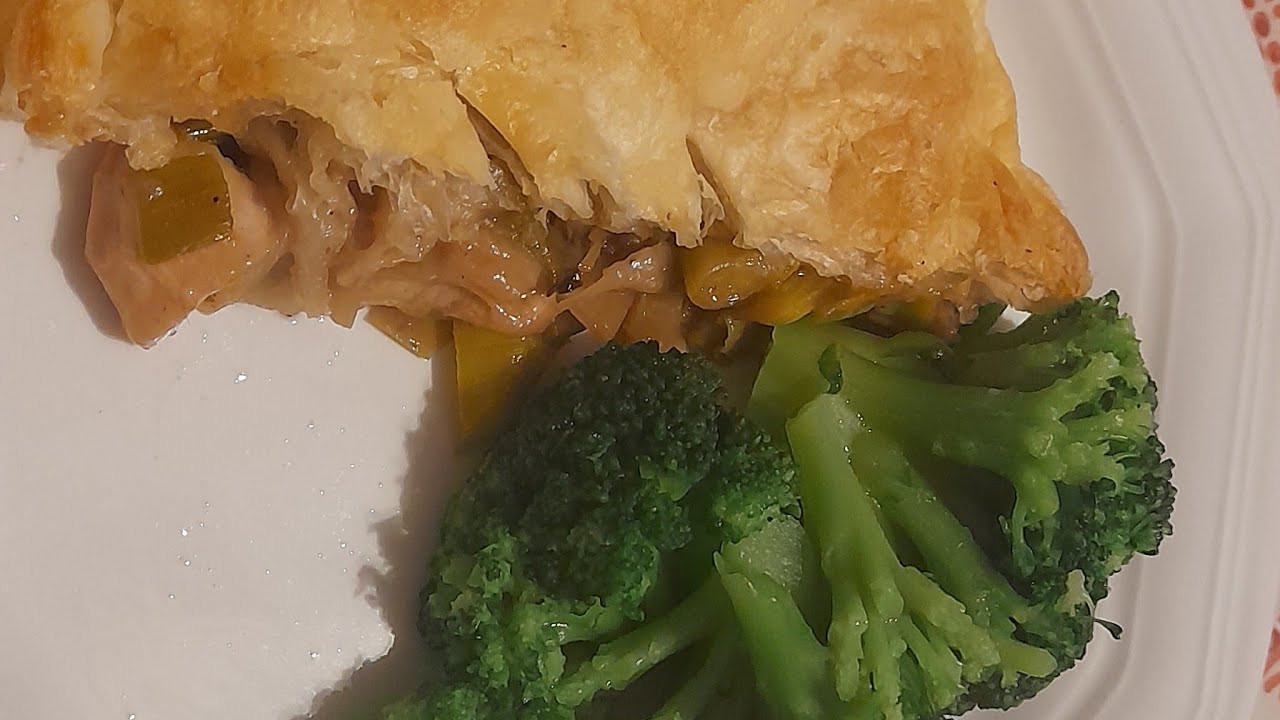 Chicken and leek pie with puff pastry