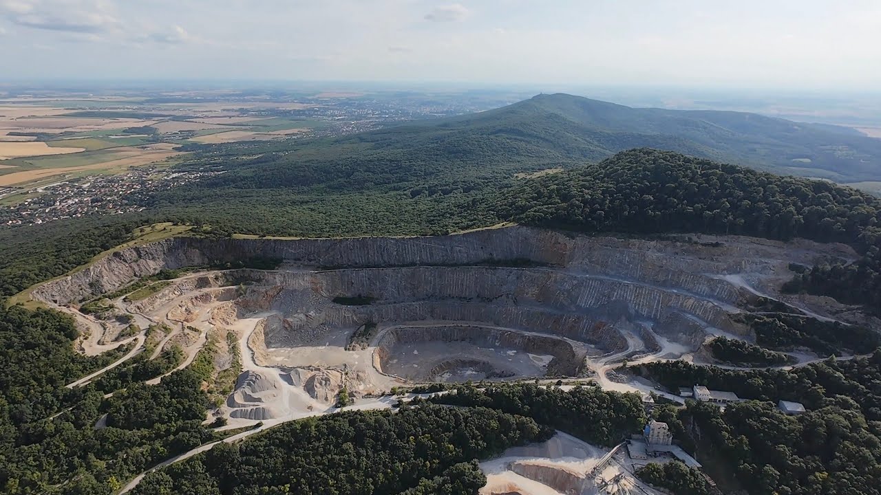 Kameňolom v Žiranoch, Žibrica, obec Žirany z 500m vtáčej perspektívy ( dji avata2 ) 2024