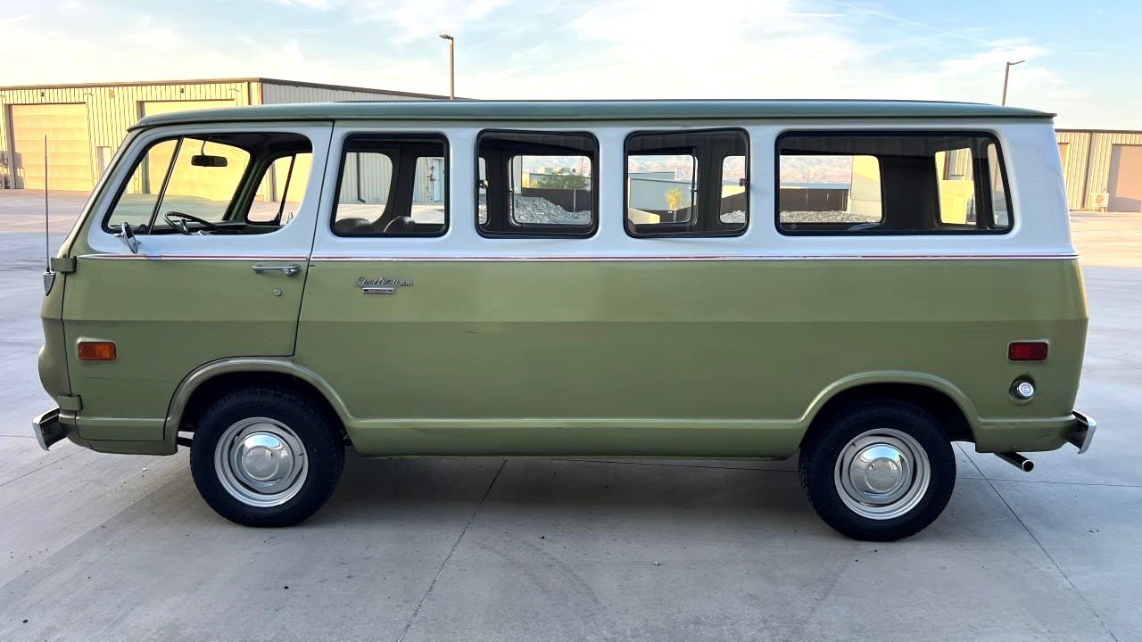 1969 Chevrolet G10 Deluxe Sportvan 108
