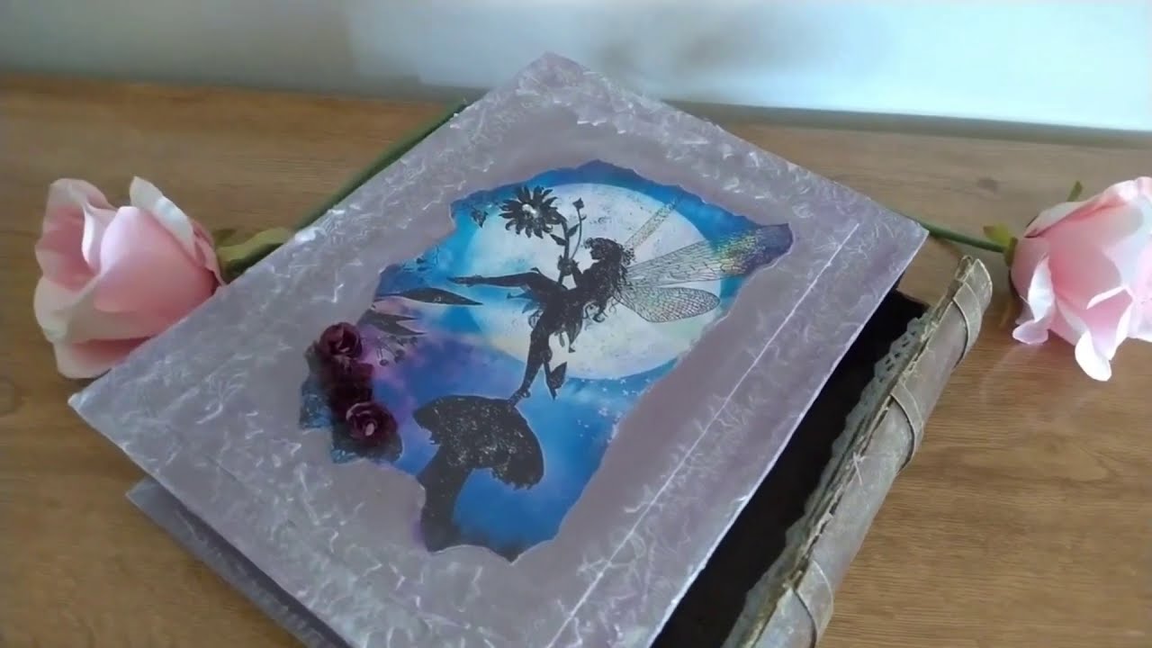 Caja con forma de libro de cart&oacute;n.