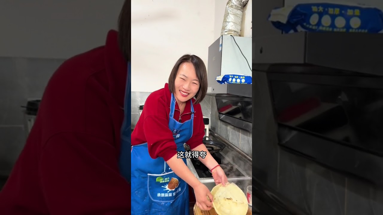今天找婆婆吃烙饼🥞，就这一口烙饼卷小鱼小虾，给肉都不换…… 谨慎观看，怕引起不适，因为我怕你会馋的不停的咽唾沫，还买不到小鱼虾 又是夸黄孟开的一天