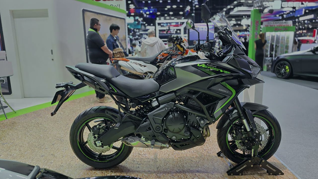 2025 Kawasaki Versys 650 Metallic Matte Graphenesteel Gray / Metallic Spark Black