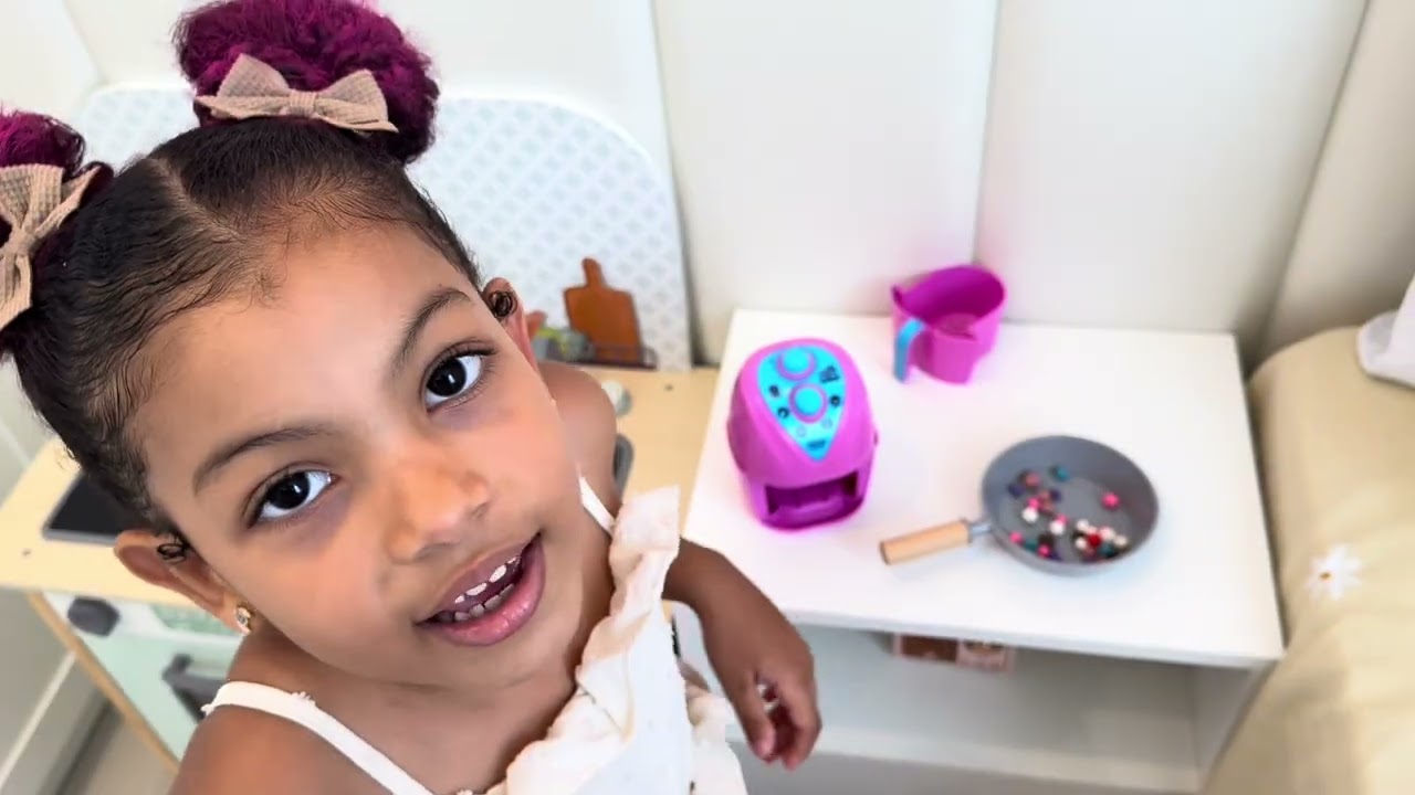 LAURA MOSTRA SUA PORQUINHA DA ÍNDIA E BRINCA DE MASSINHA 