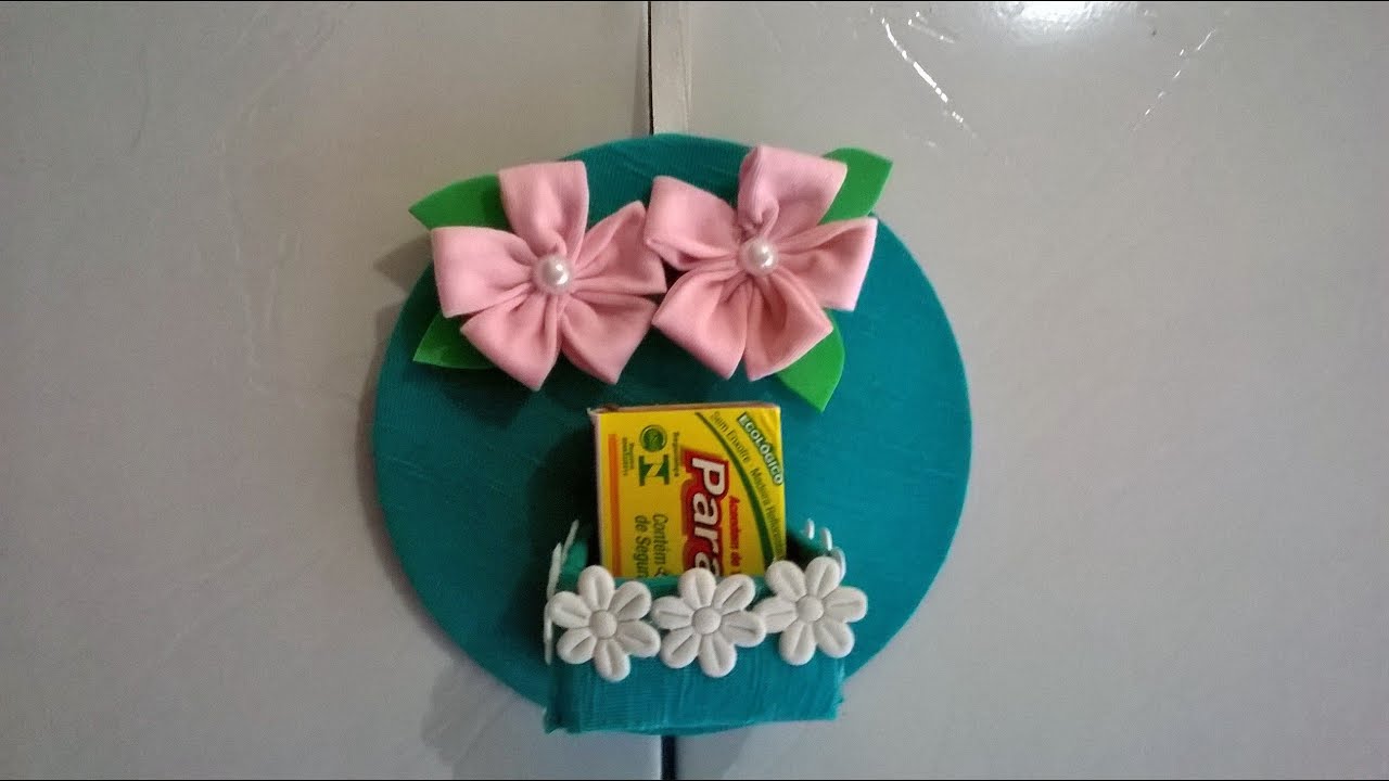 PORTA FOSFORO FEITO DE CD E FLOR DE FUXICO