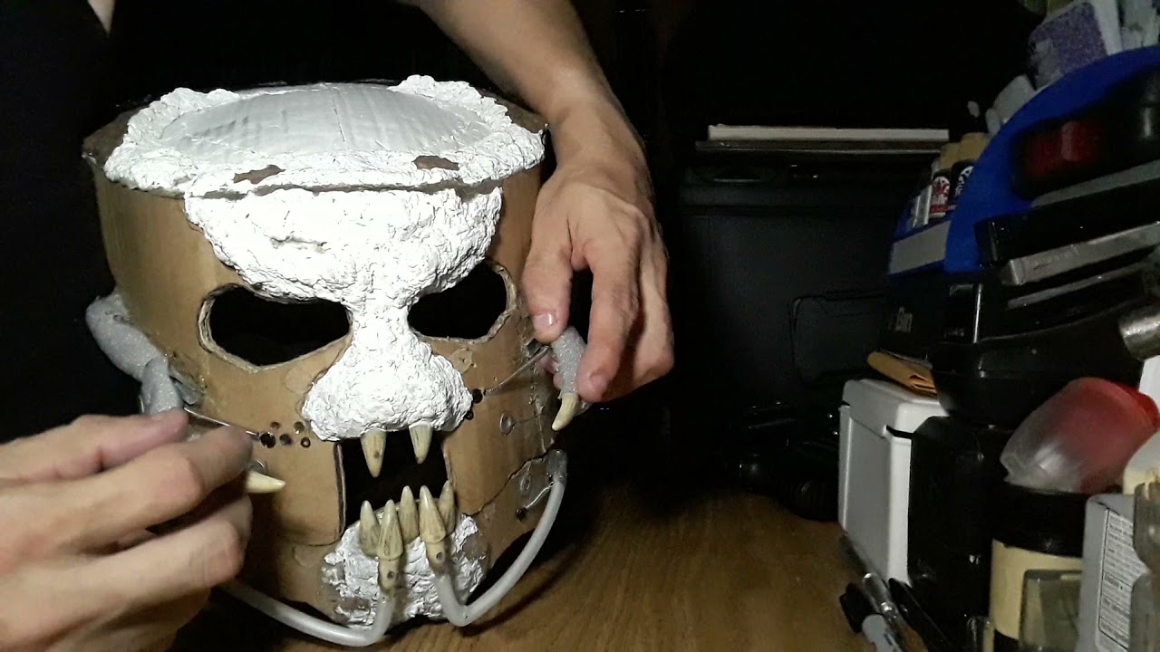 Predator mandible skull structure
