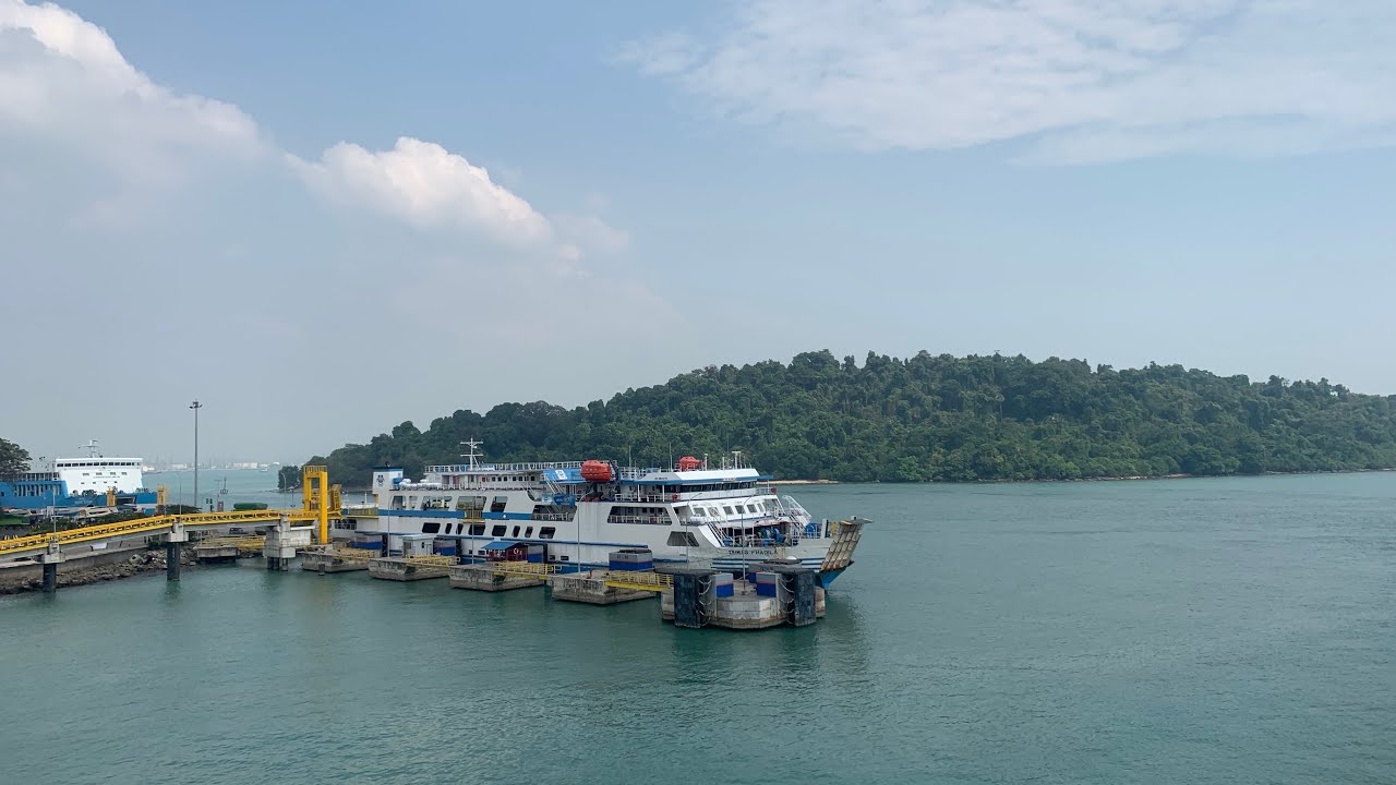 Cita cita kapal laut Budiono Siregar Sedang Berlabuh di Pelabuhan Merak Banten.