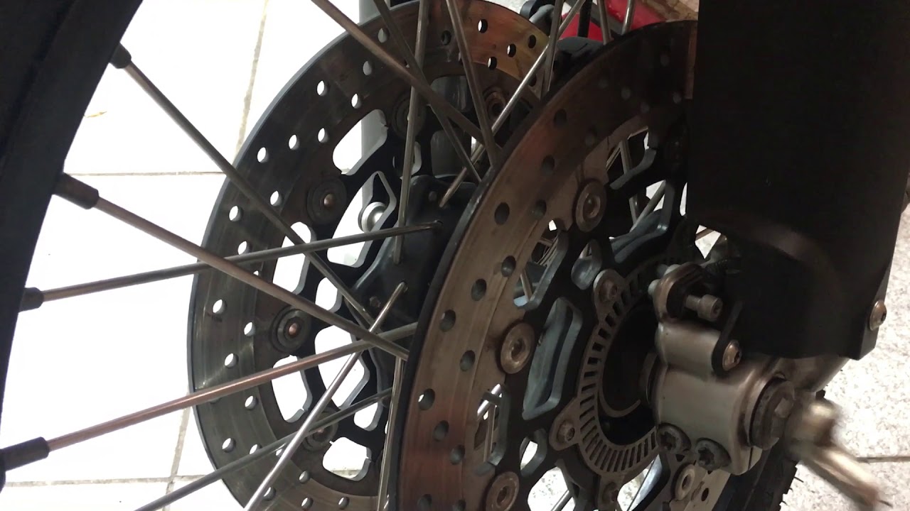Como desmontar roda dianteira BMW F800GS