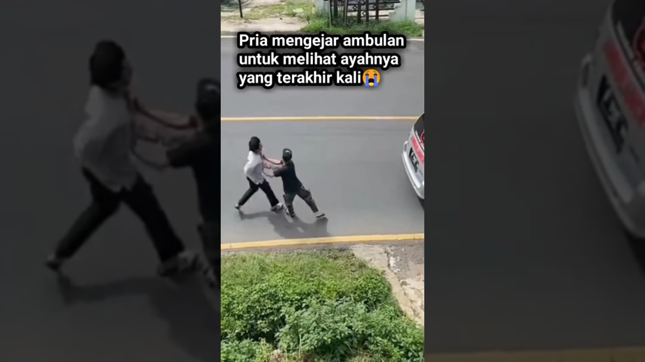 Seorang pria mengejar ambulan untuk melihat ayahnya#short#shorts#shortsvideo