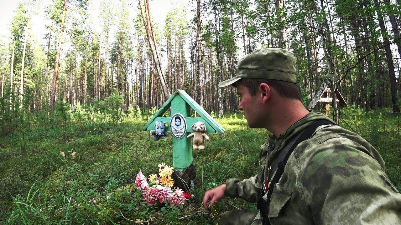 Заброшенное кладбище в лесу. Деревень Сплав и Нижнее Бугаево. Республика Коми.