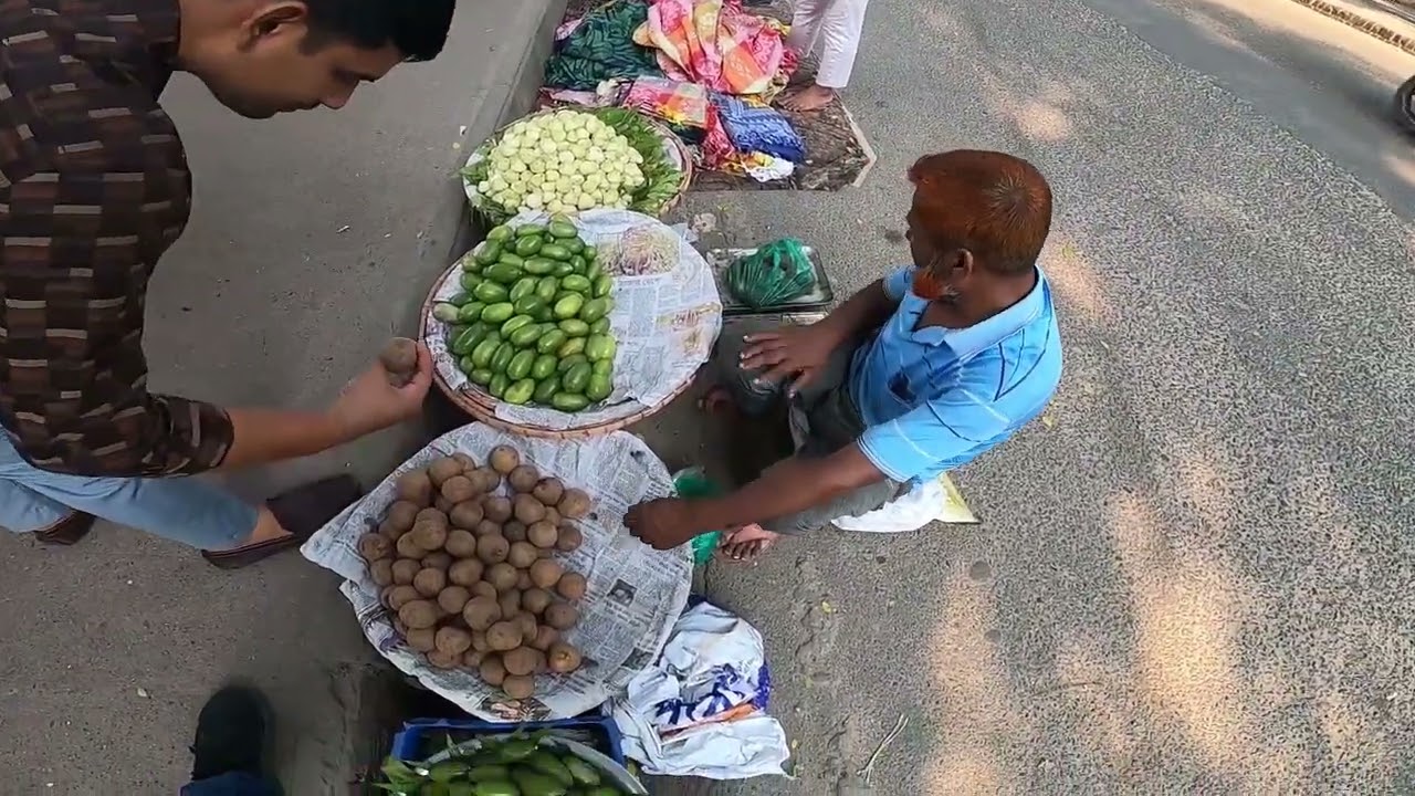 গুলশান-বাড্ডা লিংক রোডে হঠাৎ চোখে পড়লো প্রিয় ফল সোফেদা—না কিনে পারলাম না!