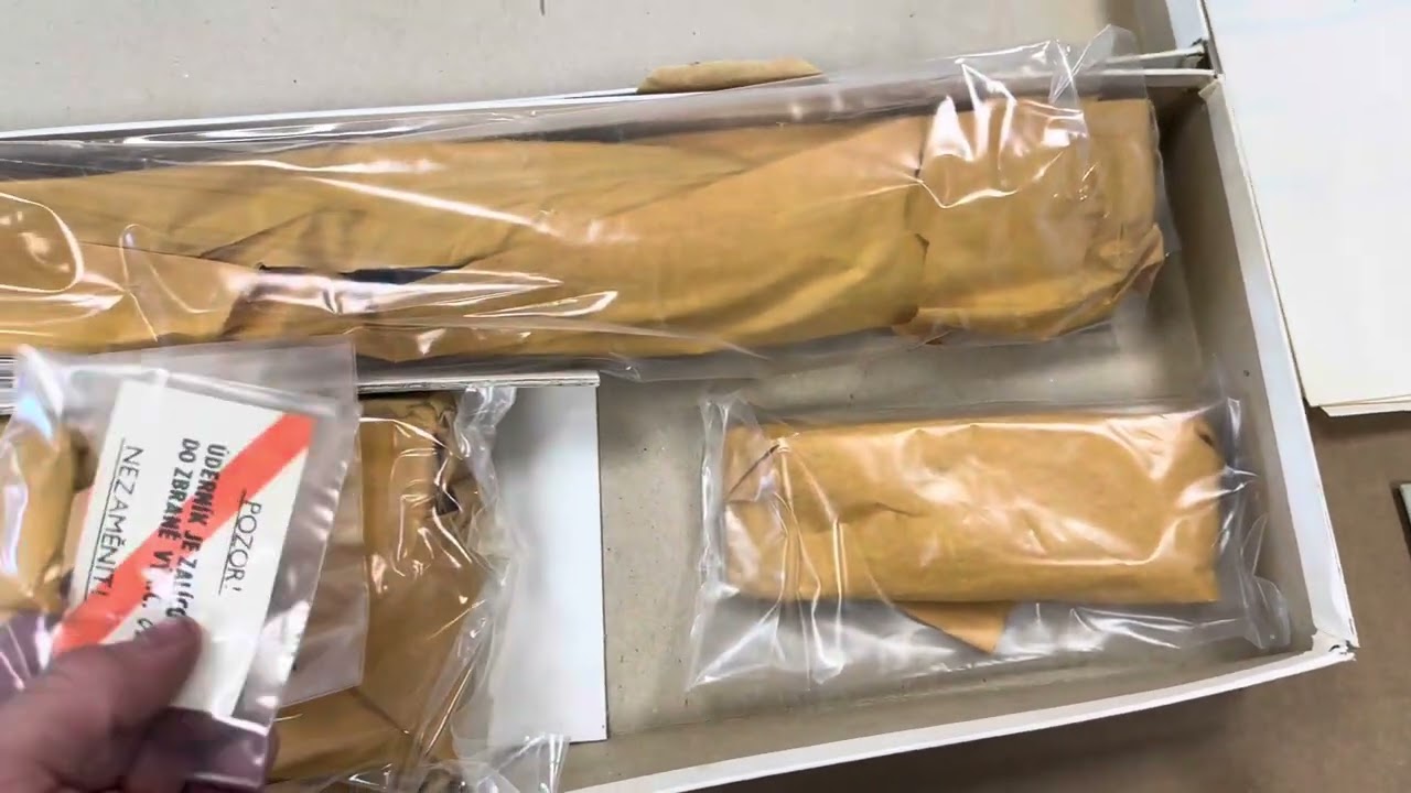 Detailed description of the BRNO RV-85 flare launching rifle. New in box.