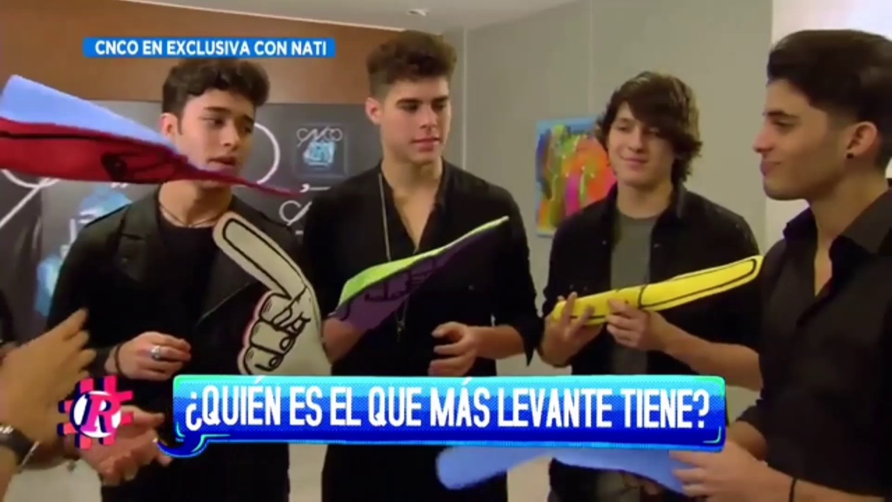 Los chicos se enamoran de la entrevistadora. CNCO
