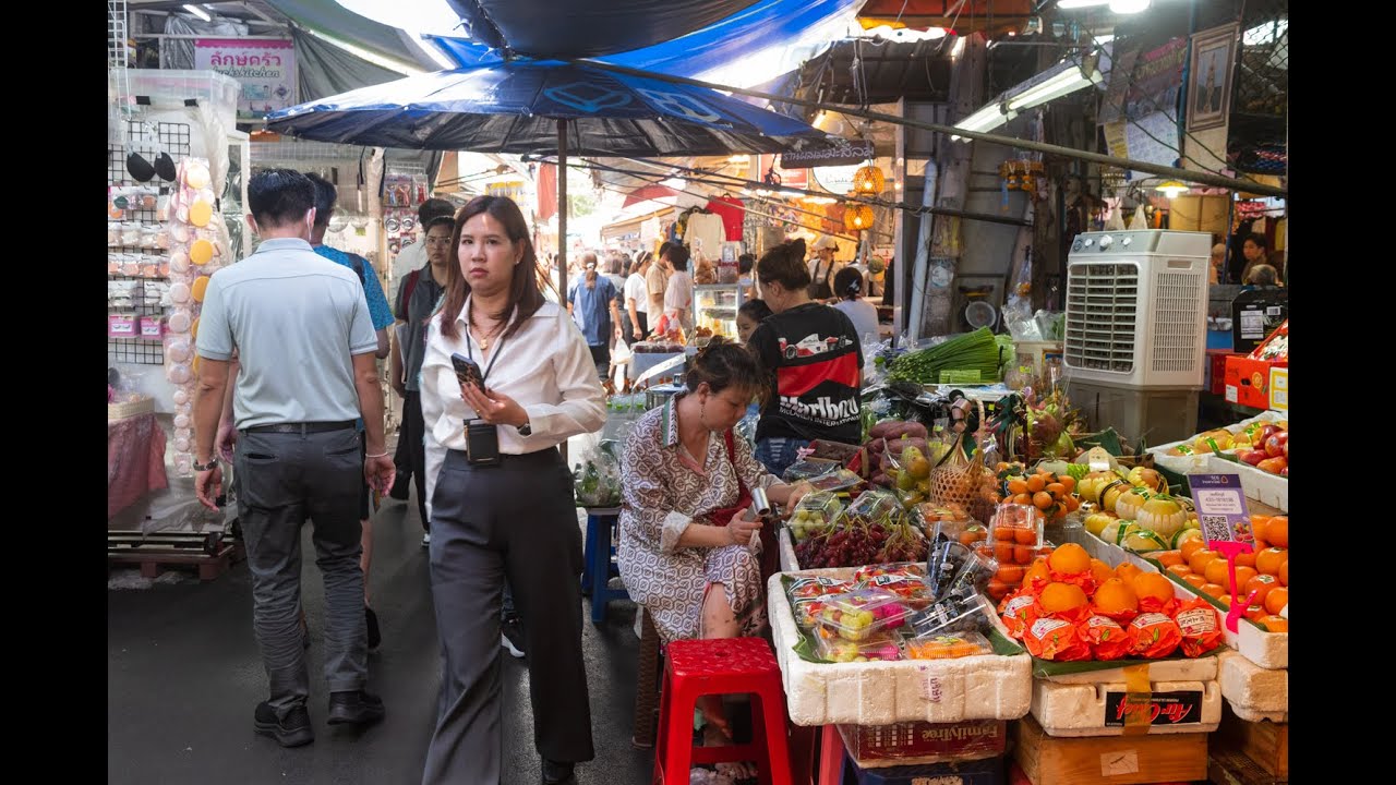 [4K] Walking tour Bangkok most vibrant lunchtime street markets located in the heart of Silom
