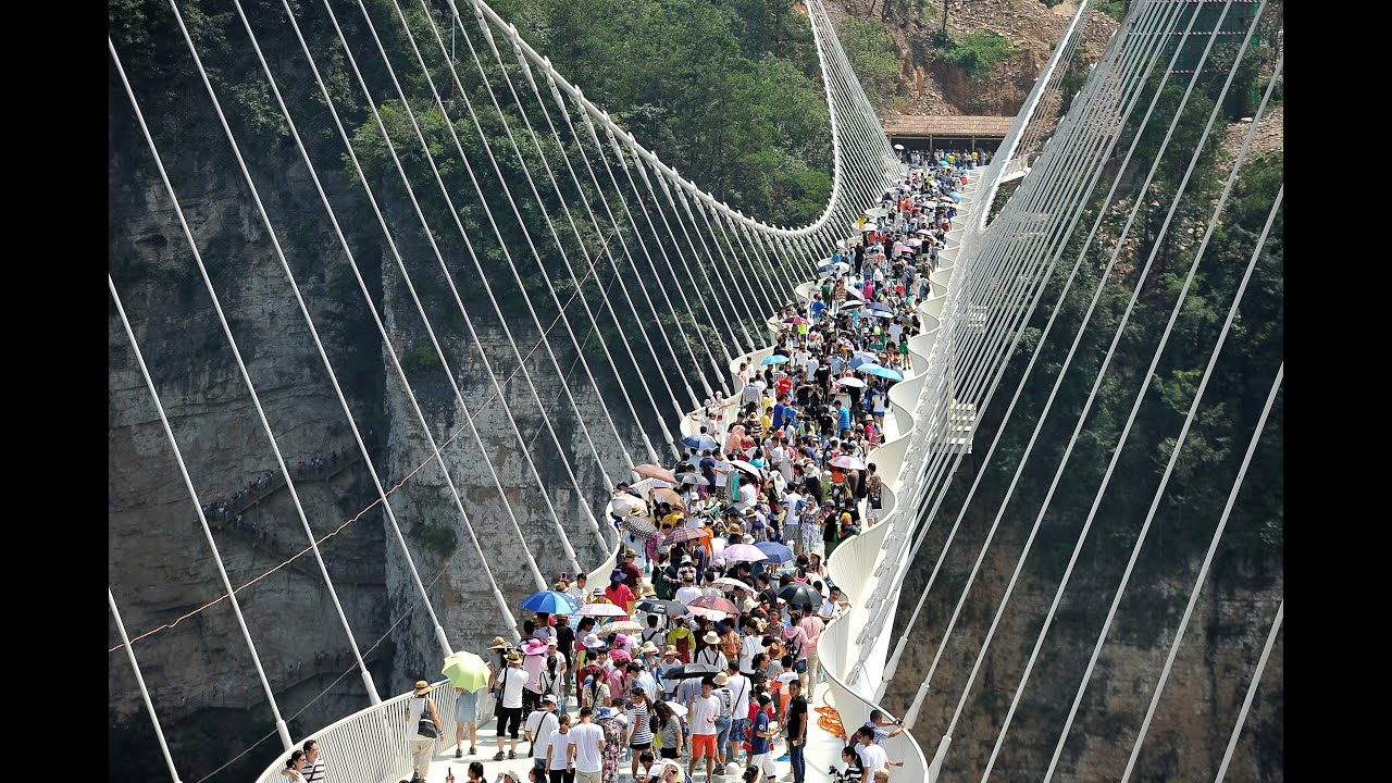 China closed the world&rsquo;s highest and longest glass bridge after just 16 days