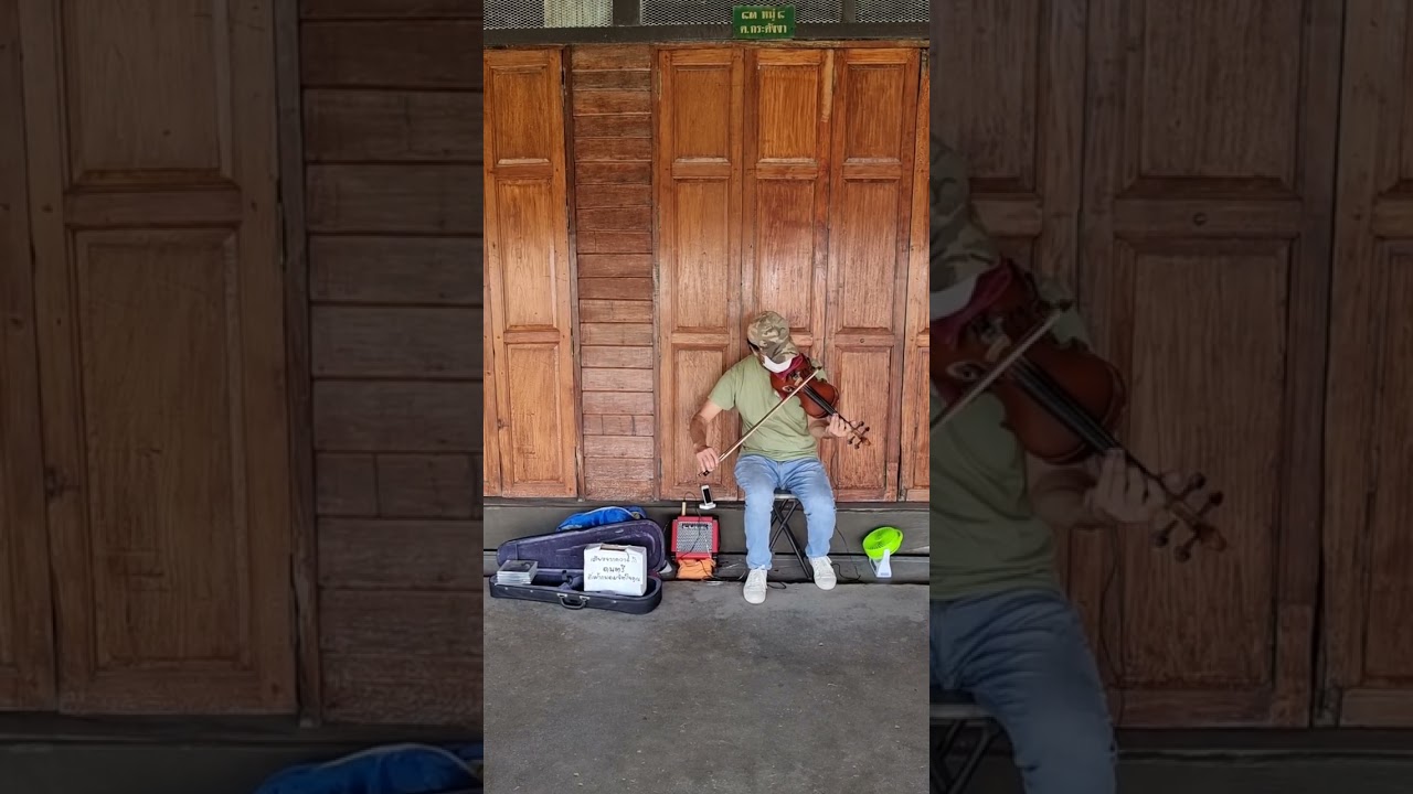 🇹🇭 Thai Violinist Plays Classical Music at Bangnoi Floating Market in Samut Songkhram Thailand.