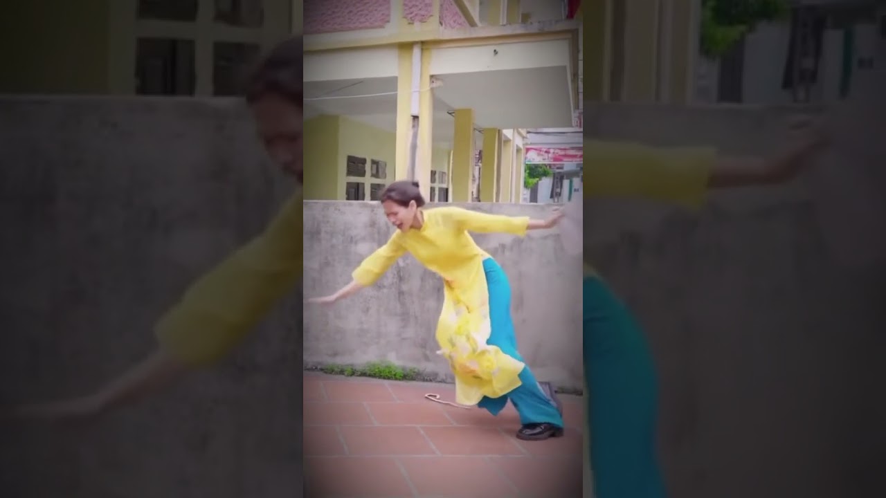 Thương chị Kh&aacute;nh linh qu&aacute;, đang quay hậu trường m&agrave; chị bị ng&atilde;🥹🥹
