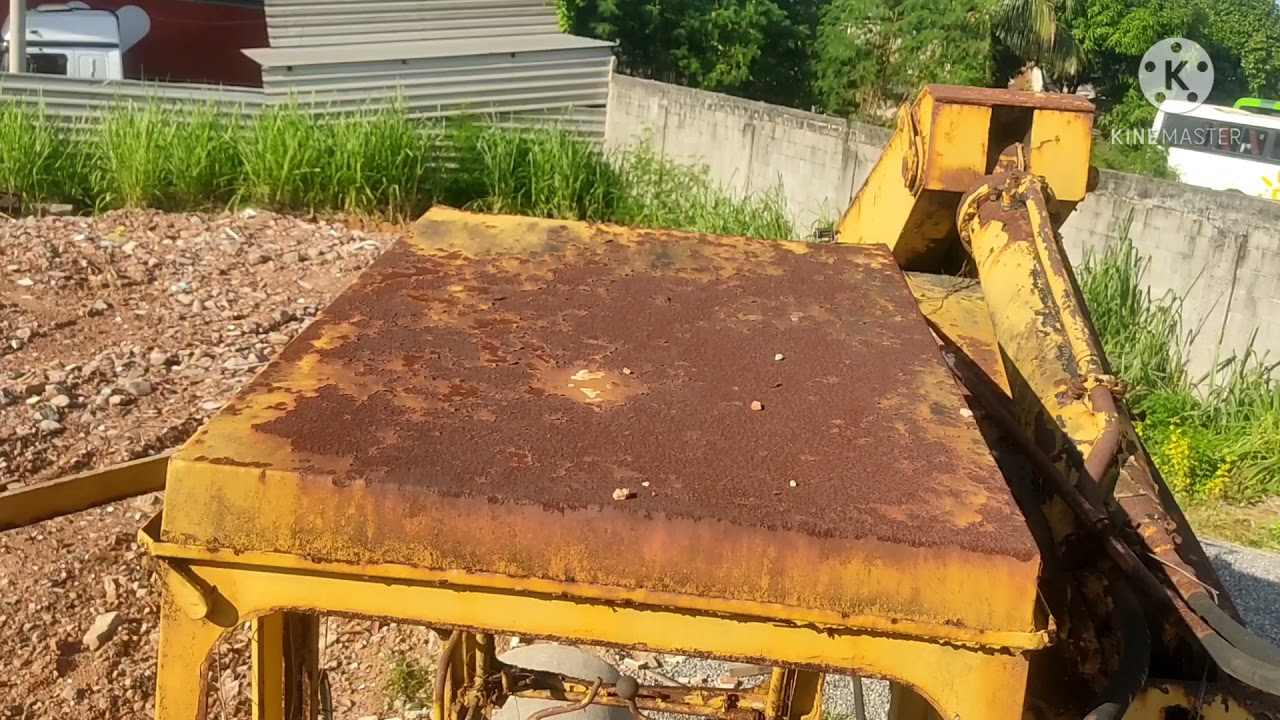 Escavadeira S90.2 abandonada