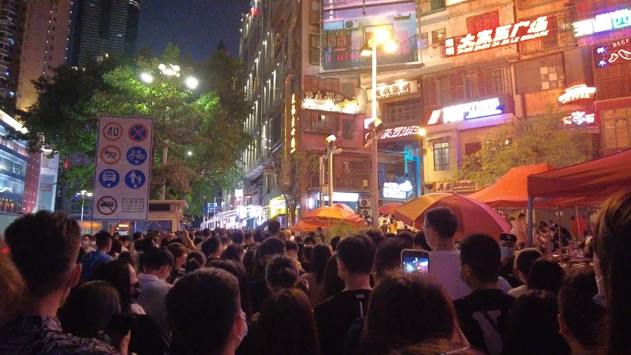深圳网红餐厅文和友开业，超5万人拿号排队，看看白天和晚上现场人气