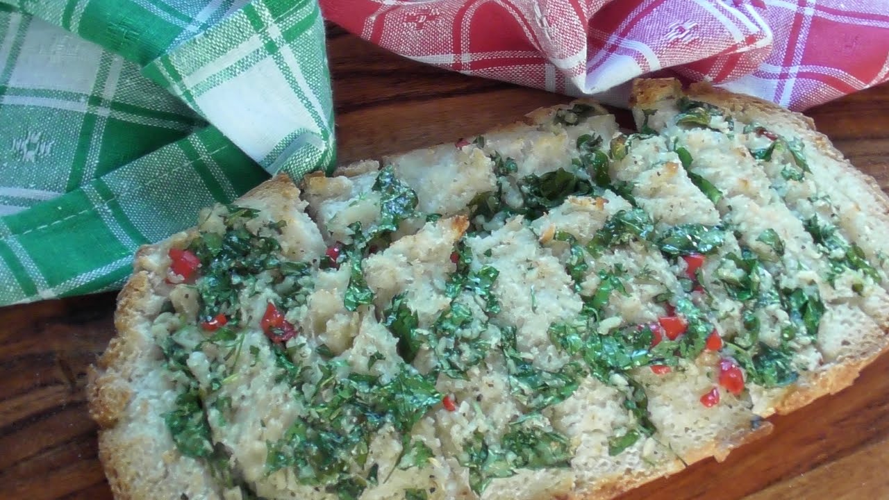 Valkosipulileipä. Ranskanleipä valkosipulilla ja yrteillä. Garlic bread. Bread in the oven.