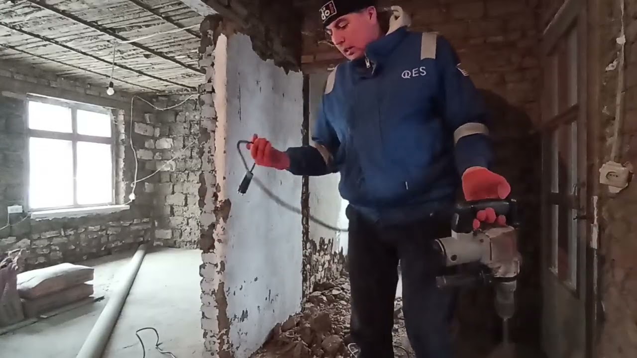 Чуть не убило током! ⚡️ Опасный ремонт в ванной: сдираю старую штукатурку🧱#gorobethome #стройка #diy