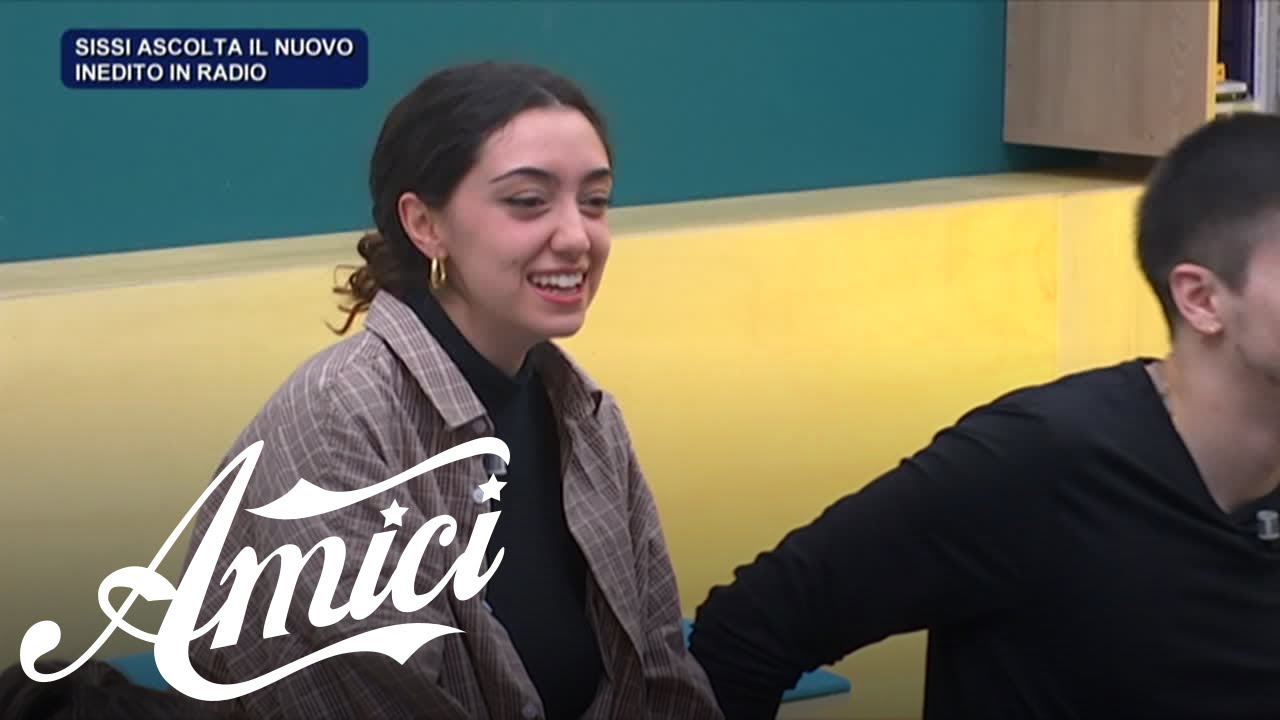 Amici 21 - Sissi ascolta il suo inedito in radio