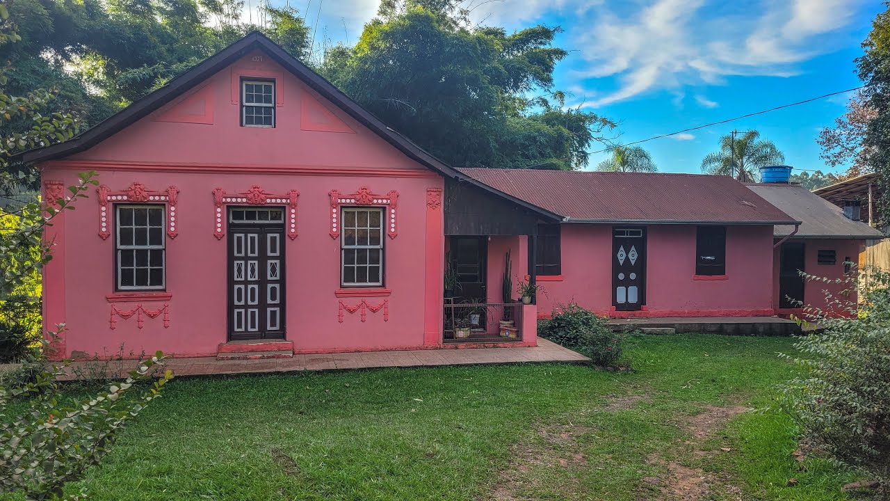 IRM&Atilde;S VIVEM JUNTAS NESTA LINDA CASA ROSA CENTEN&Aacute;RIA CONSTRU&Iacute;DA PELO AV&Ocirc;!