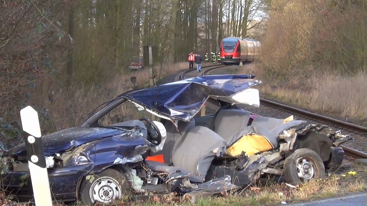 Zug rammt Auto - Verkehrsunfall in Dülmen am Bahnübergang Borkener Straße