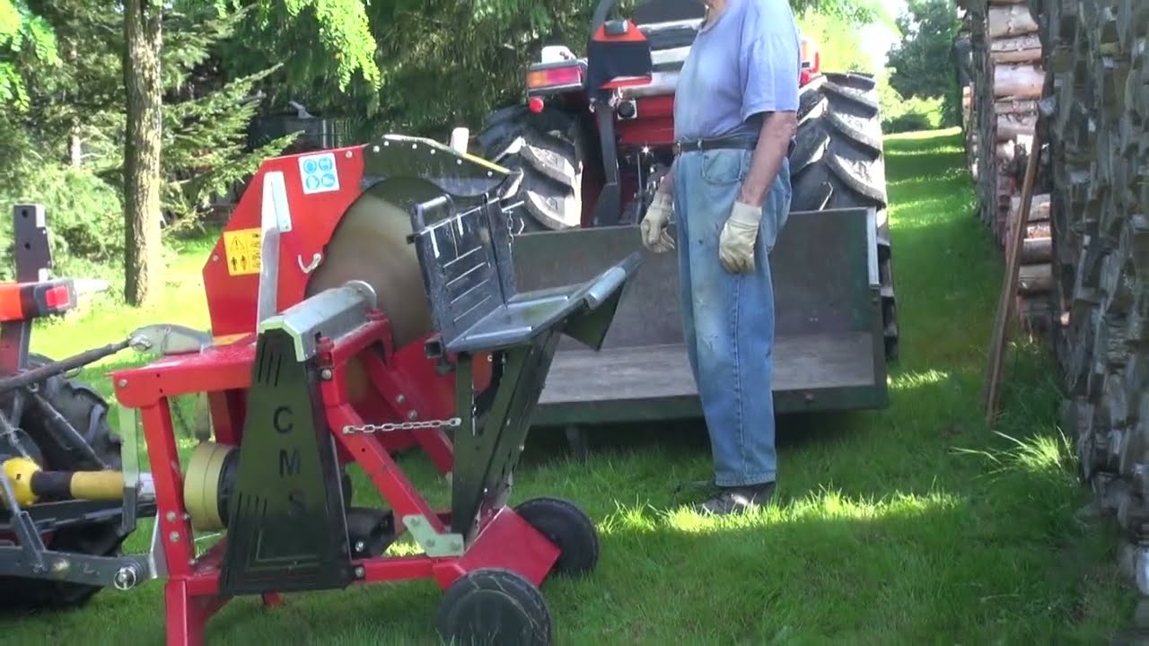 Scie à bûches CMS C700 Pro avec tracteur Kubota B1710