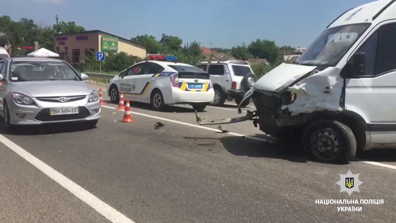 Поліція встановлює обставини ДТП на трасі 