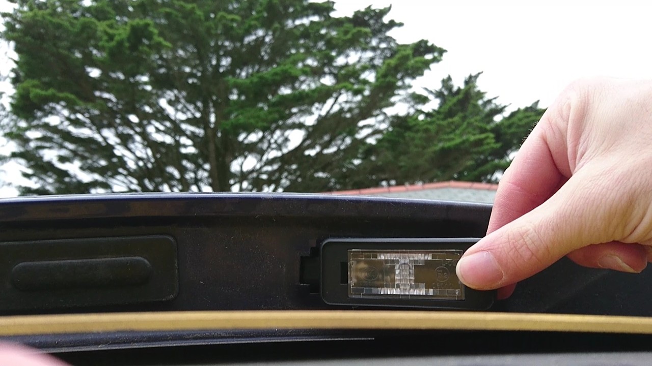Peugeot 208 - Number Plate Light Unit Replacement