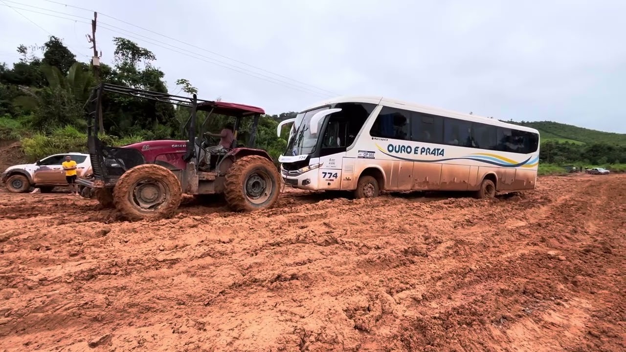 Ônibus com dificuldades para transportar passageiros na transamazonica. 
