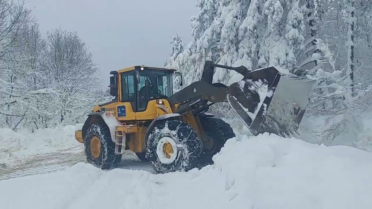 VOLVO L110F Loder Karda Yol Açıyor (7 Şubat 2023)