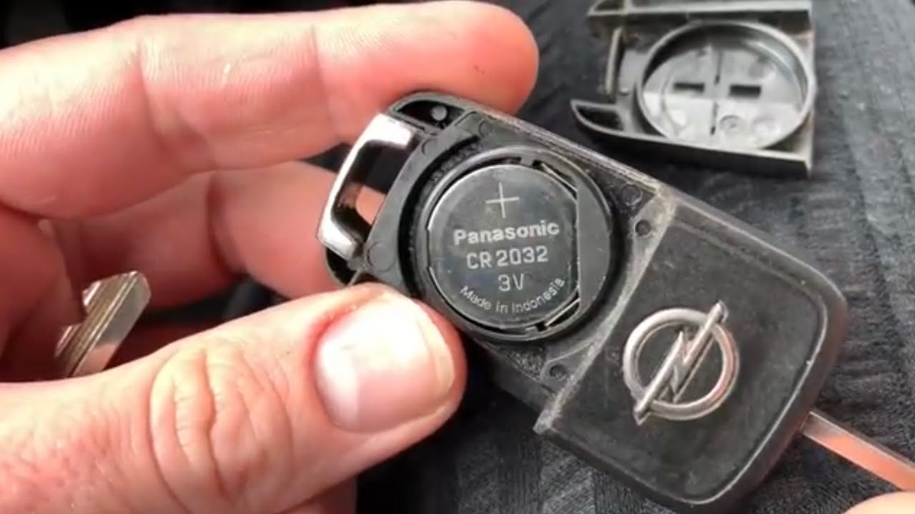 PKW Funkschlüsselbatterie ersetzen Funk Schlüssel Batterie Wechsel Opel Corsa E Anleitung
