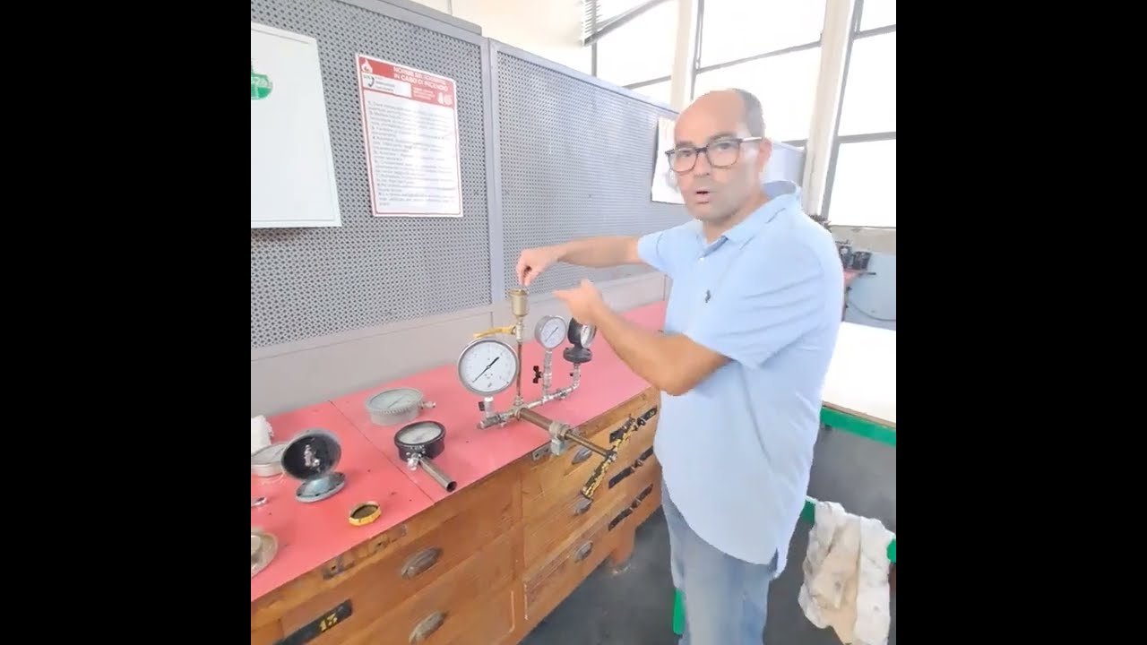 taratura manometro ITIS pisa in laboratorio esperienza pratica