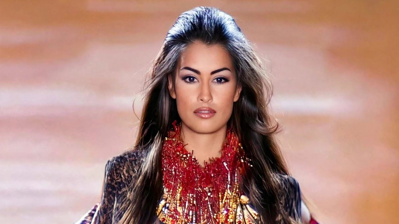 Yasmeen Ghauri ⭐Walk of Life - Versace S/S 1992 (HD)