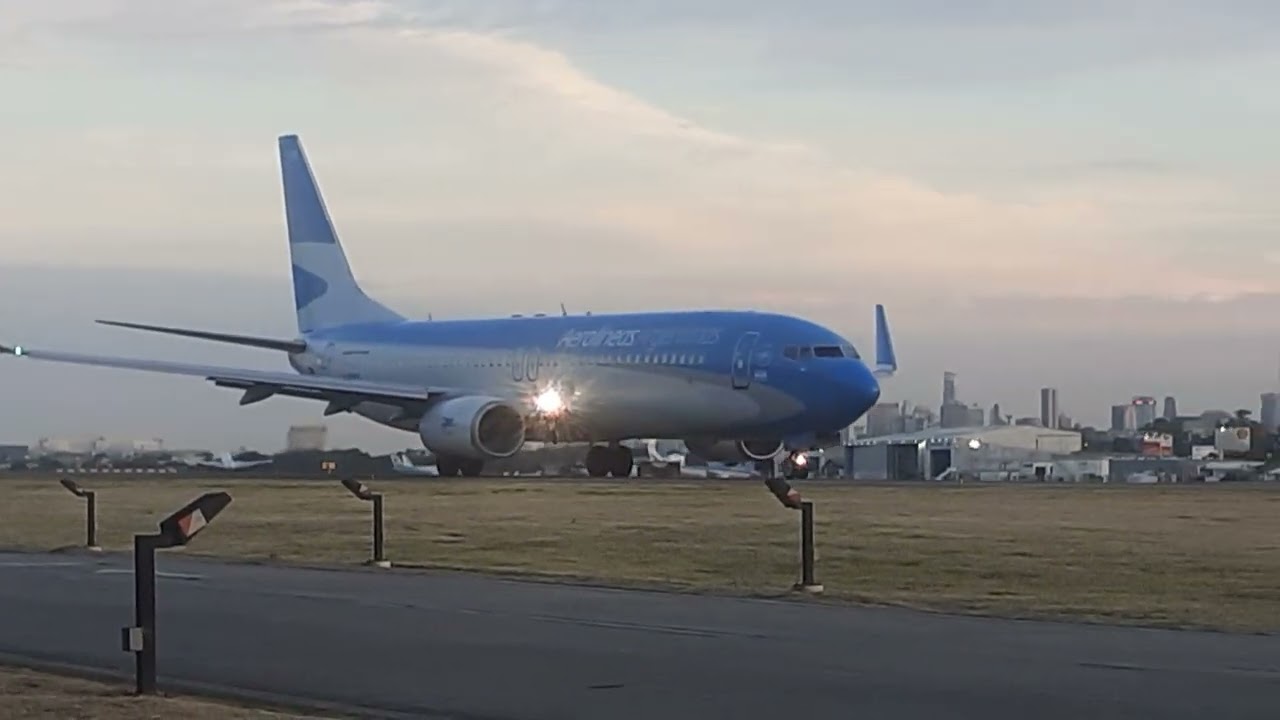 Boeing 737 800 LV-KEG Flybondi -Boeing 737 800 LV-FWS AA pista 13