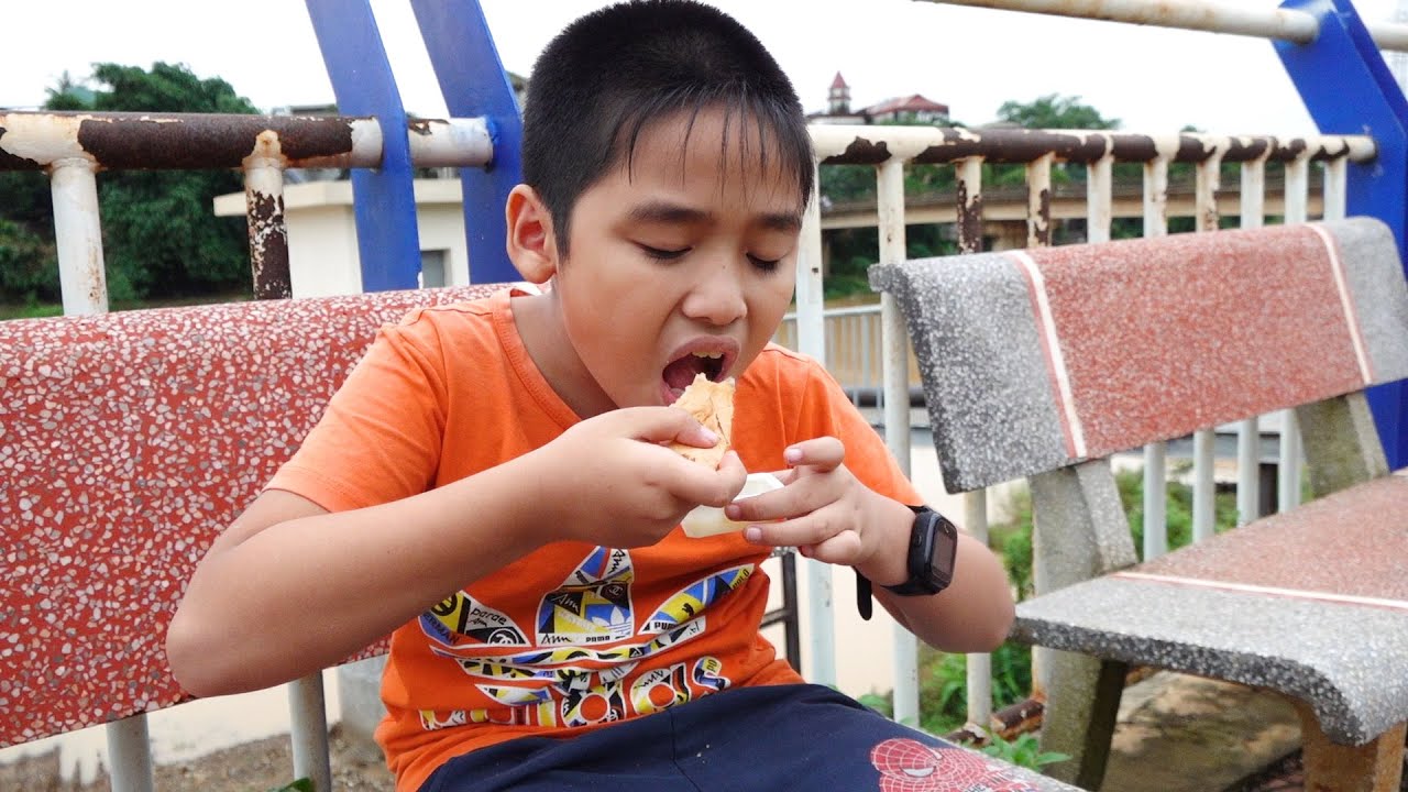 Bé Dương đi học thêm chiều thứ 7 được Bố đón và có quà bất ngờ