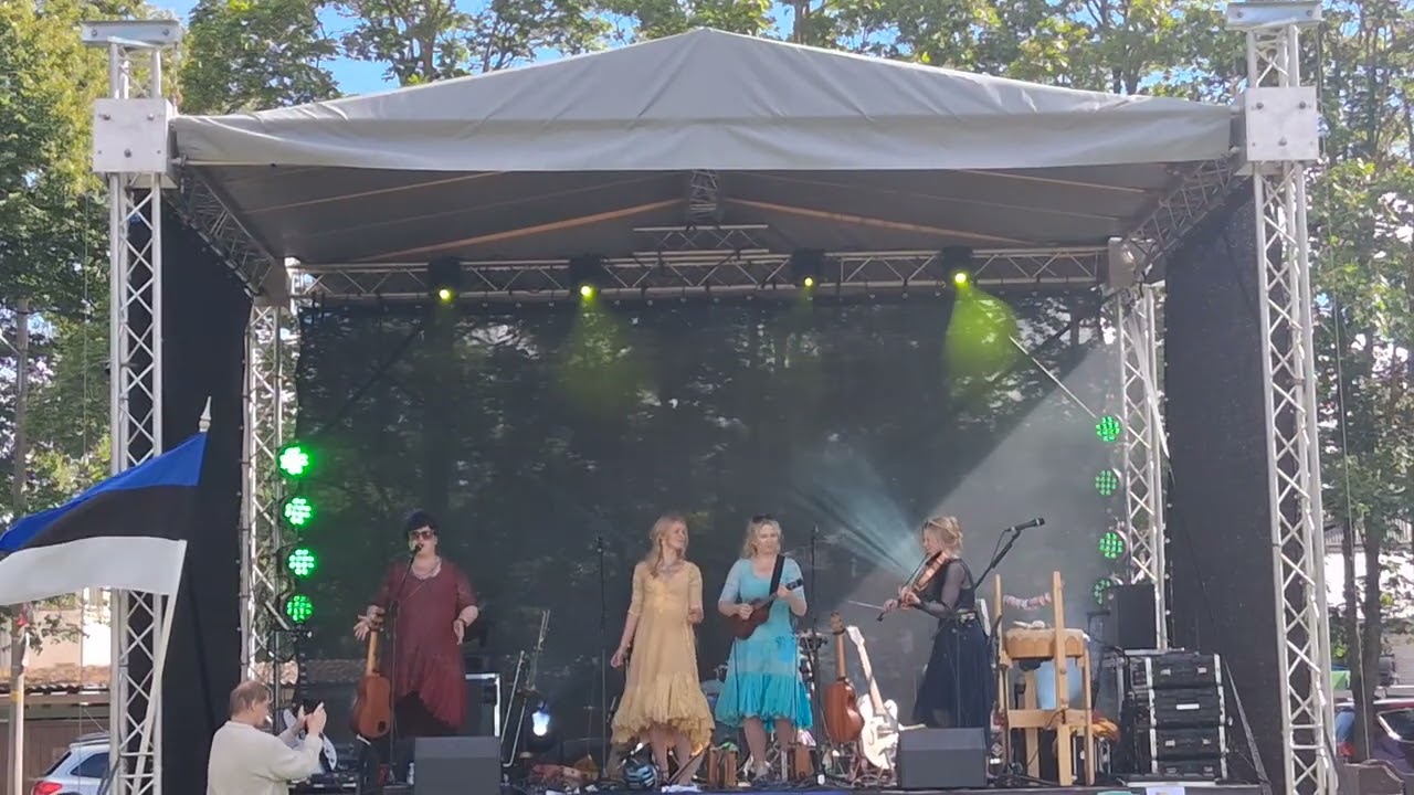 Naised Köögis - Tüütu Mooses (Live @ Supilinna kiigeplats 24.08.2025)