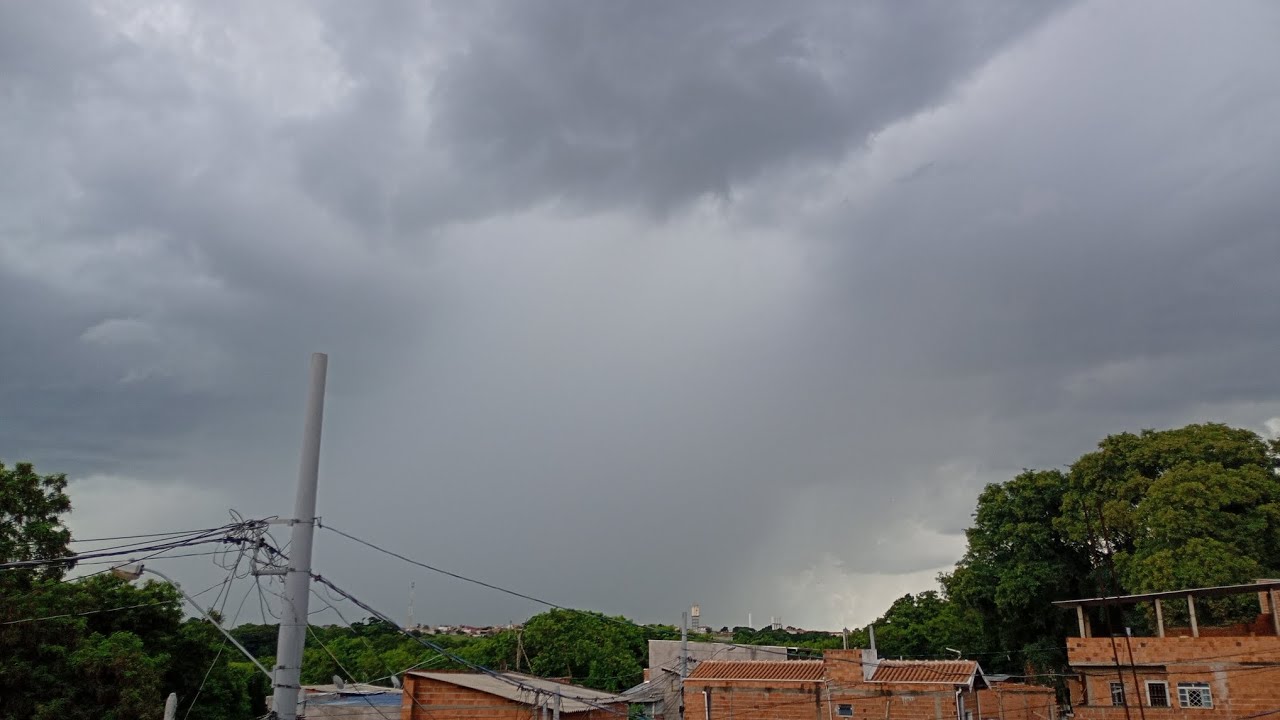 Downburst e Chuva com Ventos Fortes em Piracicaba, SP (28/01/2026) | 2K Quad HD