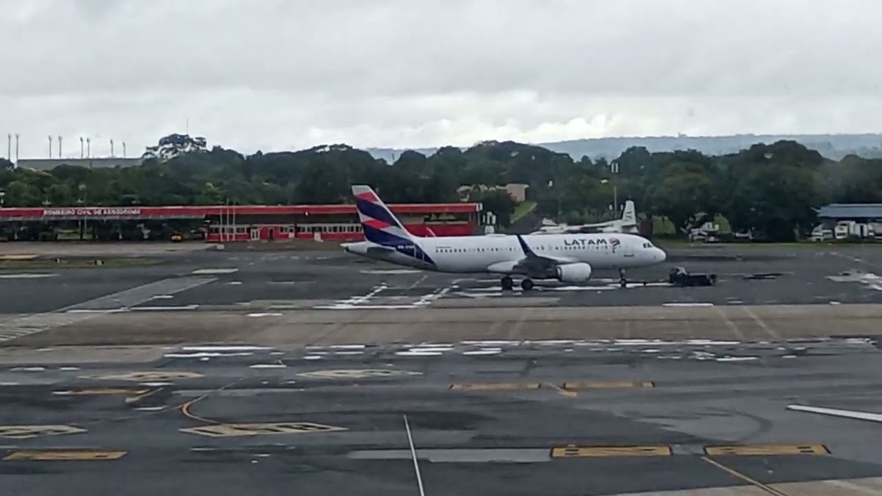 Airbus da LATAM AIRLINES em procedimento de Push Back no Aeroporto Internacional de Brasília-DF.