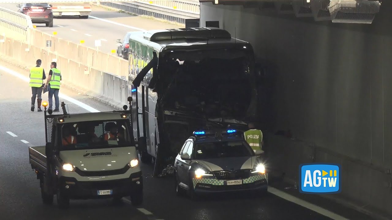 Incidente bus scolaresca, la facciata del pullman distrutta dopo l'impatto