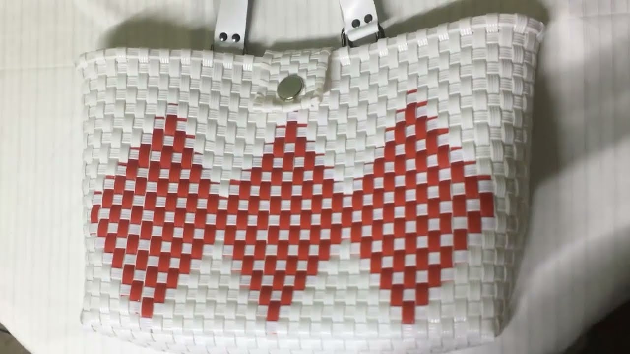 COMO HACER FIGURAS EN UNA BOLSA ARTESANAL TEJIDA DE TIRA PLASTICA