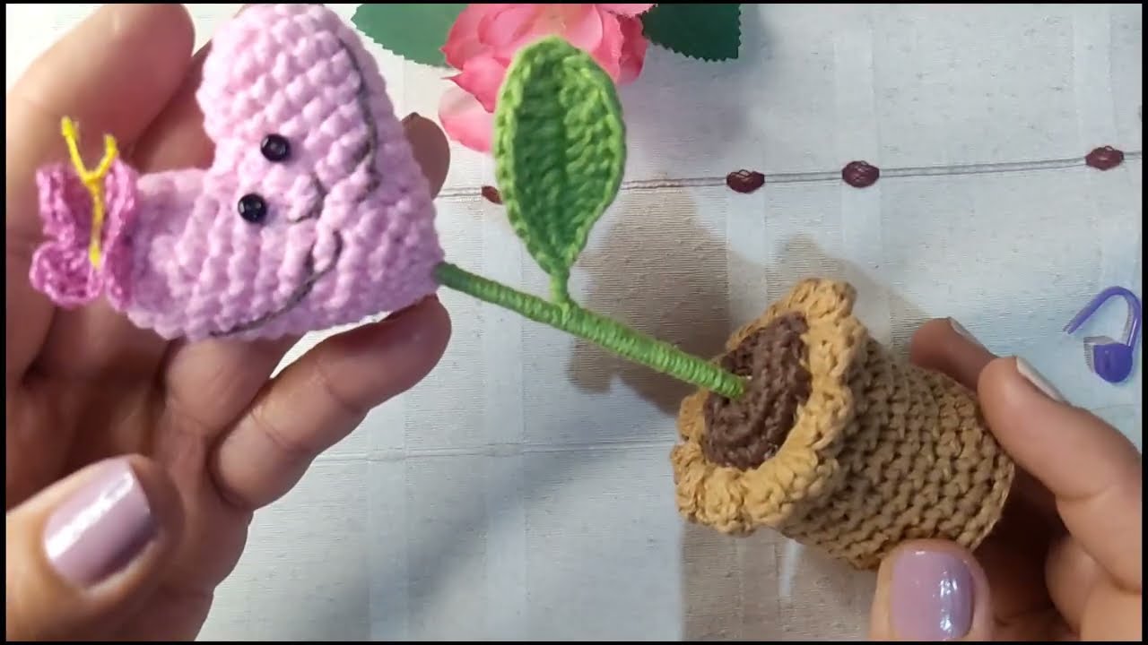  Maceta-con-lindo corazón-a -crochet y mariposa 
