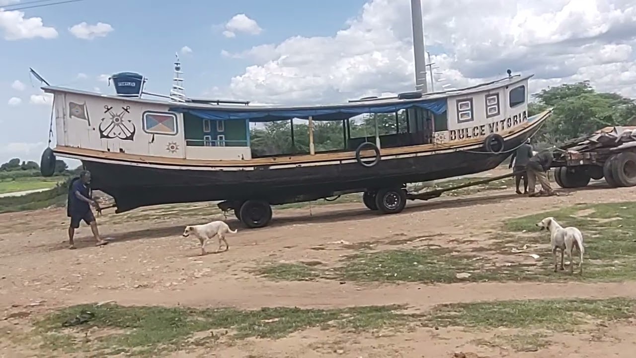 CANOA INDO PRA REFORMA NO ESTALEIRO LACERDA EM XIQUE XIQUE BA 