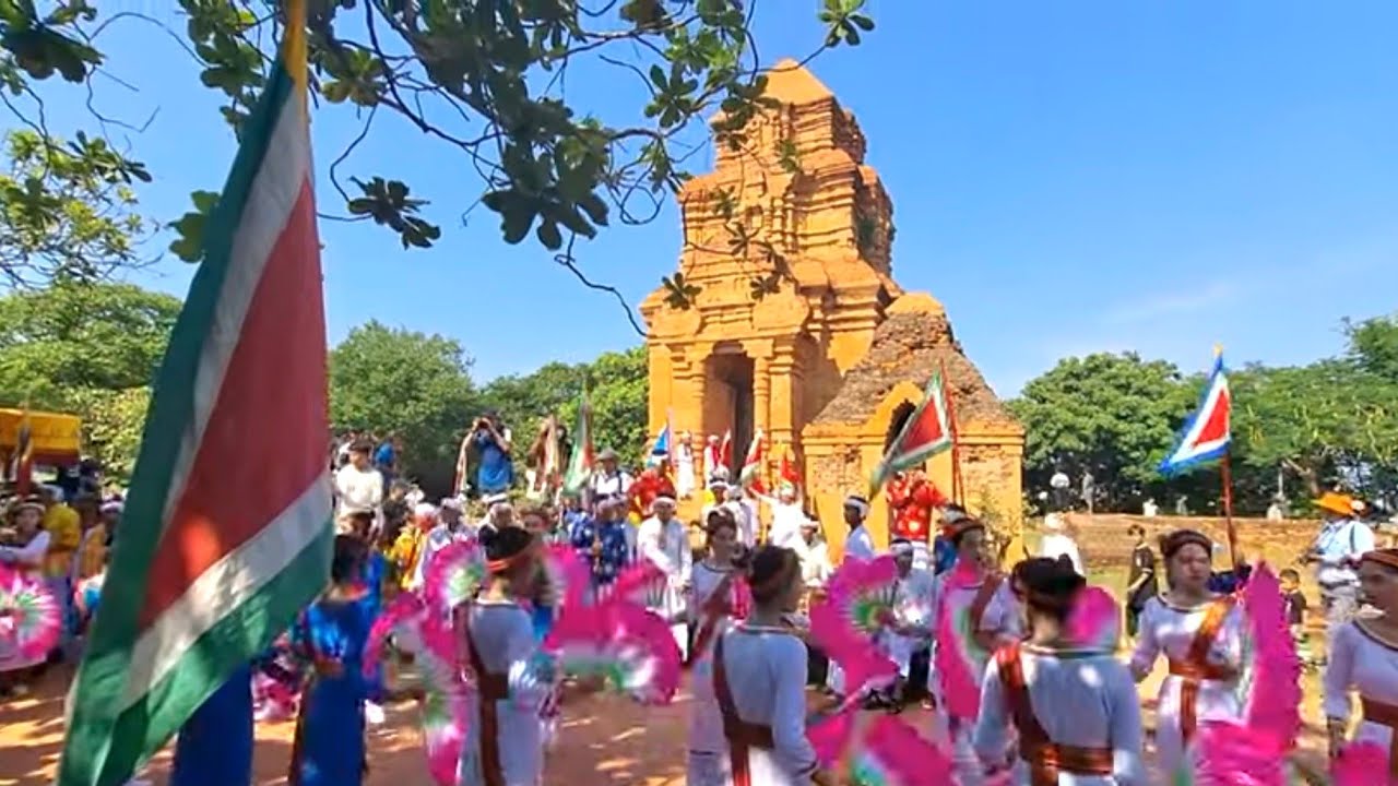 Lễ hội Katê của đồng bào Chăm tại tháp Pô Sah Inư, thành phố Phan Thiết