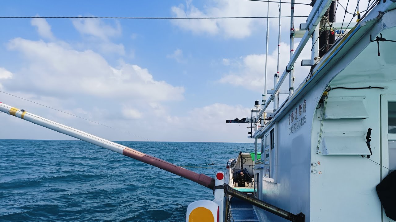 01-17-26 Taiwan fishing boat operation on catch king mackerel using artificial bait 