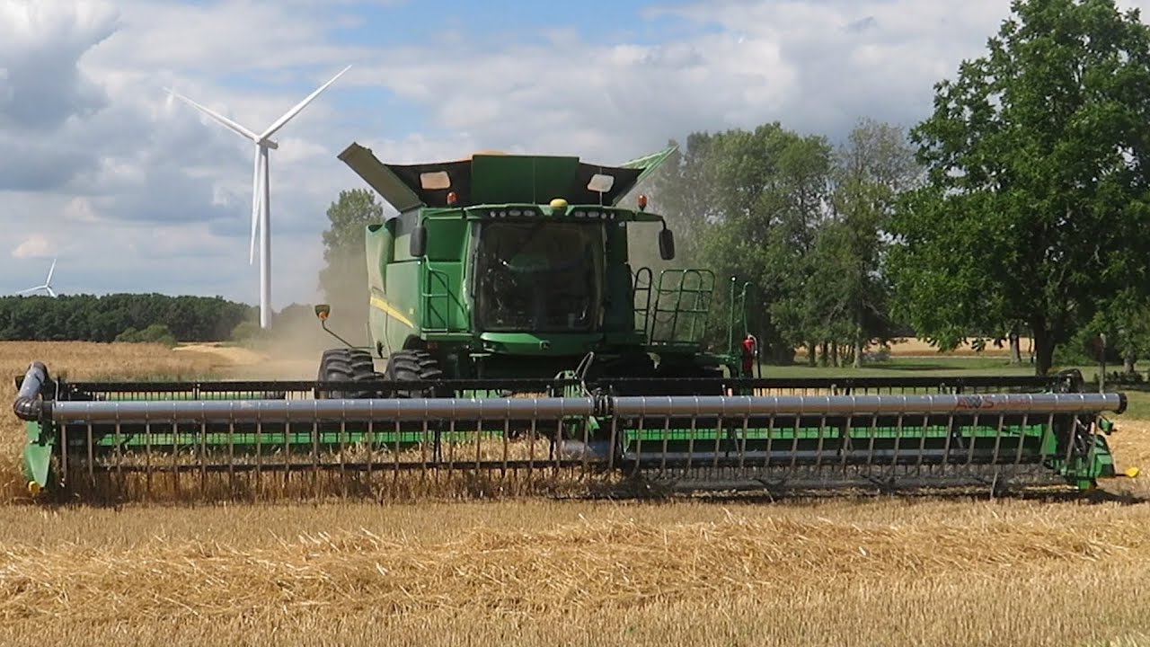 Wheat Harvest 2020 | John Deere S680 Harvesting Wheat | Ontario, Canada