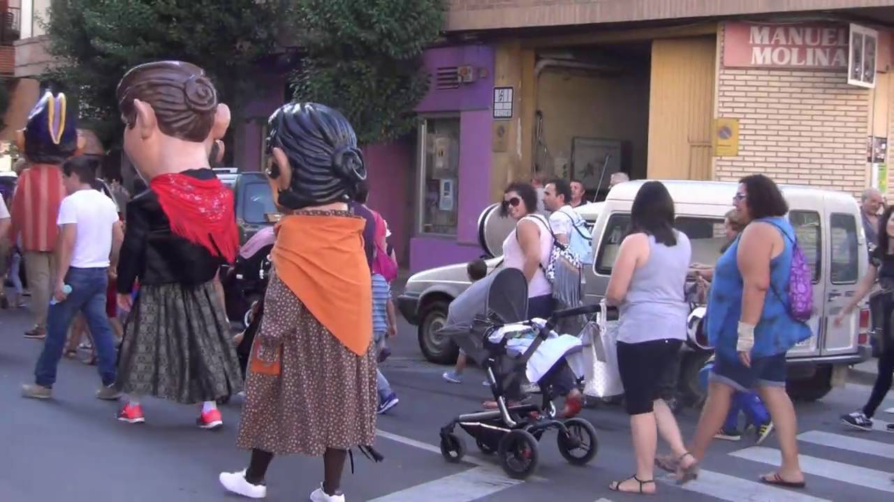 Gigantes, cabezudos y diversion. Virgen de la Peña Calatayud Feria de muestras tv online