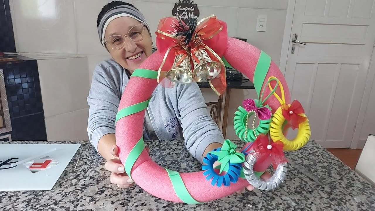 FIZ UMA GUIRLANDA COM ESPAGUETE DE PISCINA + ENFEITE DE E.V.A