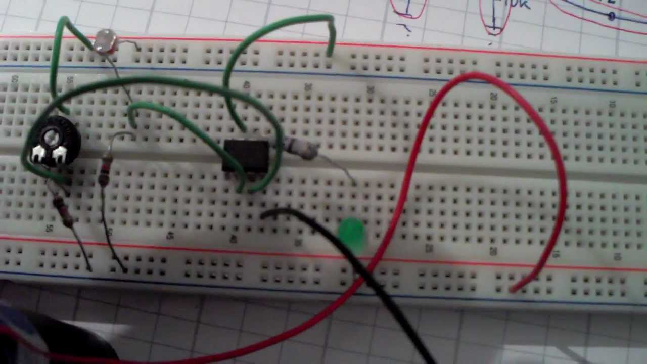 TUTORIAL. ELECTRÓNICA ANALÓGICO: SENSOR DE LUZ CON AMPLIFICADOR OPERACIONAL.AVI